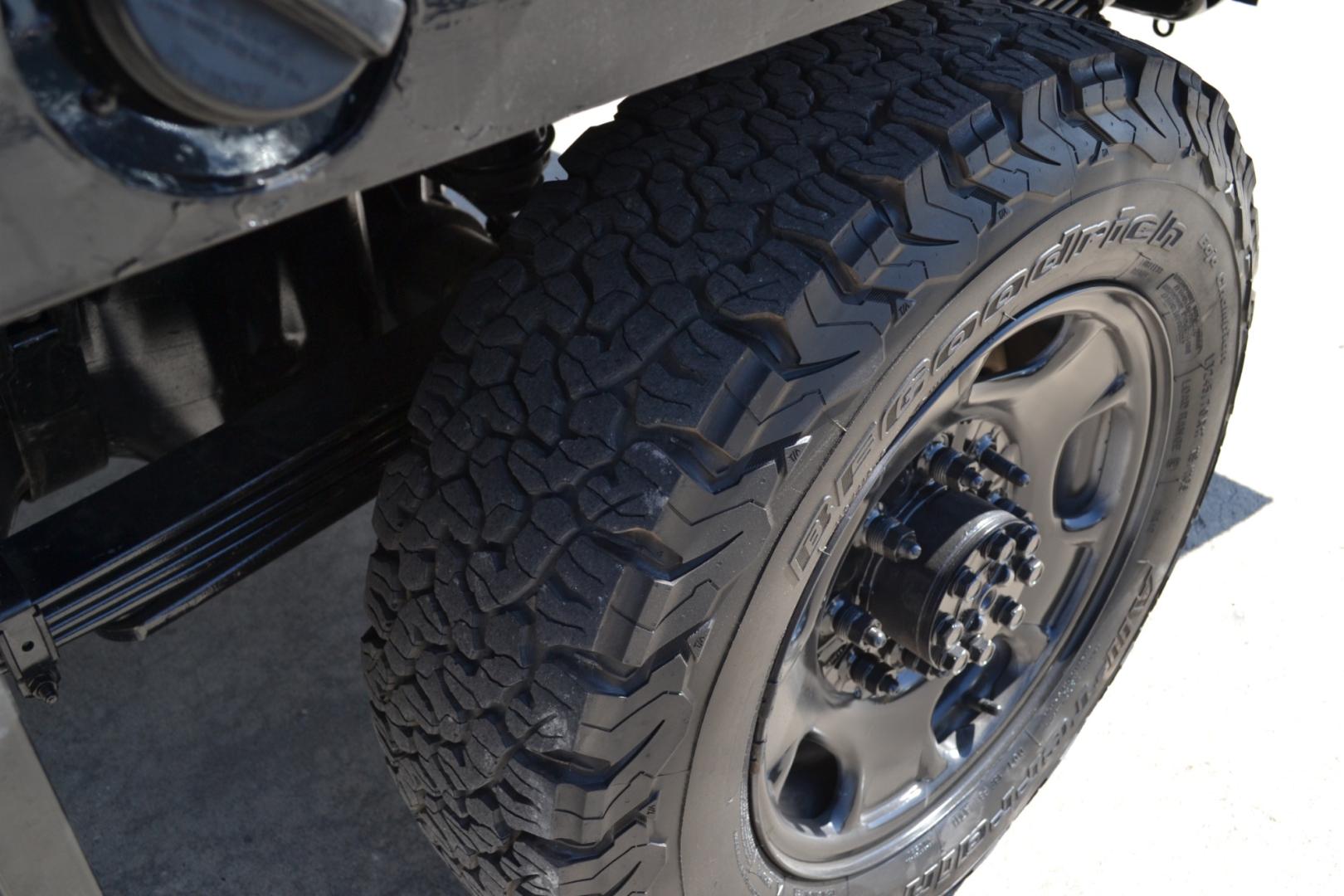 2020 WHITE /BLACK CHEVROLET 2500HD with an V8 6.6L GASOLINE engine, 6SPD AUTOMATIC transmission, located at 9172 North Fwy, Houston, TX, 77037, (713) 910-6868, 29.887470, -95.411903 - 8.5FT FLATBED, GOOSENECK HITCH, 4X4, 10,850LB GVWR , CREW CAB, WB: 158", REVERSE CAMERA, POWER WINDOWS, LOCKS & MIRRORS, TOOLBOX - Photo#8